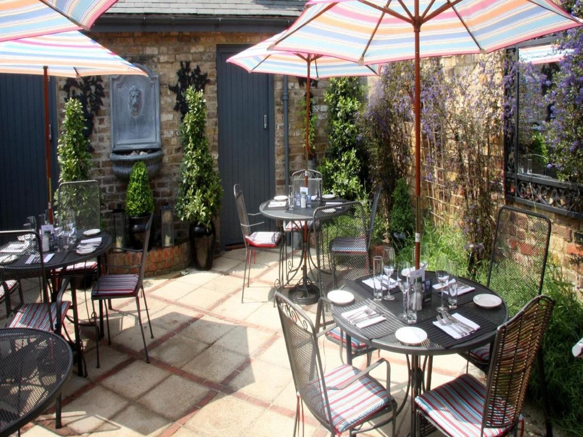 ウィンザー Gilbey'S Bar, Restaurant & Townhouse Bed & Breakfast エクステリア 写真