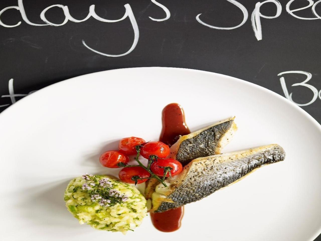 ウィンザー Gilbey'S Bar, Restaurant & Townhouse Bed & Breakfast エクステリア 写真